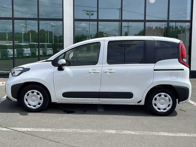 トヨタ シエンタ ハイブリッド G 道東・釧路十勝 2024(令6)年 1.9万km プラチナホワイトパールマイカ ・４WD/・寒冷地仕様/・純正8インチディスプレイオーディオ/（ナビ・BT・USB・Miracast・フルセグ）/・パノラミックビューモニター/・ビルトインETC/・トヨタセーフティセンス/・クリアランスソナー/・アダプティブクルーズコントロール/・両側パワースライドドア/・スマートキー/・プッシュスタート/・社外フロアマット/・オートハイビーム/・ミラーヒーター/・クリアランスソナー/・LEDヘッドライト/・保証書