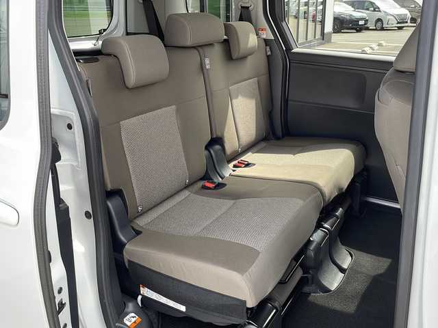 トヨタ シエンタ ハイブリッド G 道東・釧路十勝 2024(令6)年 1.9万km プラチナホワイトパールマイカ ・４WD/・寒冷地仕様/・純正8インチディスプレイオーディオ/（ナビ・BT・USB・Miracast・フルセグ）/・パノラミックビューモニター/・ビルトインETC/・トヨタセーフティセンス/・クリアランスソナー/・アダプティブクルーズコントロール/・両側パワースライドドア/・スマートキー/・プッシュスタート/・社外フロアマット/・オートハイビーム/・ミラーヒーター/・クリアランスソナー/・LEDヘッドライト/・保証書