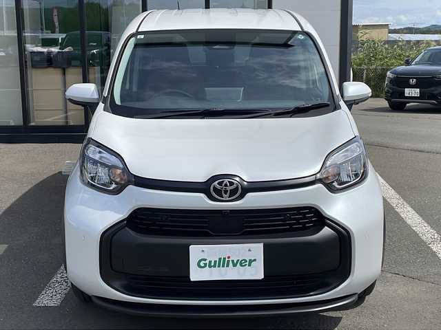 トヨタ シエンタ ハイブリッド G 道東・釧路十勝 2024(令6)年 1.9万km プラチナホワイトパールマイカ ・４WD/・寒冷地仕様/・純正8インチディスプレイオーディオ/（ナビ・BT・USB・Miracast・フルセグ）/・パノラミックビューモニター/・ビルトインETC/・トヨタセーフティセンス/・クリアランスソナー/・アダプティブクルーズコントロール/・両側パワースライドドア/・スマートキー/・プッシュスタート/・社外フロアマット/・オートハイビーム/・ミラーヒーター/・クリアランスソナー/・LEDヘッドライト/・保証書