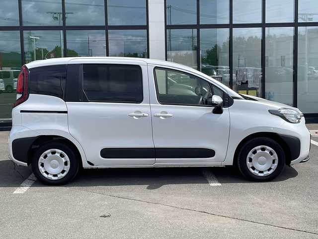 トヨタ シエンタ ハイブリッド G 道東・釧路十勝 2024(令6)年 1.9万km プラチナホワイトパールマイカ ・４WD/・寒冷地仕様/・純正8インチディスプレイオーディオ/（ナビ・BT・USB・Miracast・フルセグ）/・パノラミックビューモニター/・ビルトインETC/・トヨタセーフティセンス/・クリアランスソナー/・アダプティブクルーズコントロール/・両側パワースライドドア/・スマートキー/・プッシュスタート/・社外フロアマット/・オートハイビーム/・ミラーヒーター/・クリアランスソナー/・LEDヘッドライト/・保証書