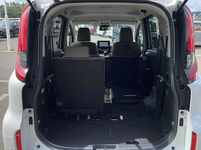 トヨタ シエンタ ハイブリッド G 道東・釧路十勝 2024(令6)年 1.9万km プラチナホワイトパールマイカ ・４WD/・寒冷地仕様/・純正8インチディスプレイオーディオ/（ナビ・BT・USB・Miracast・フルセグ）/・パノラミックビューモニター/・ビルトインETC/・トヨタセーフティセンス/・クリアランスソナー/・アダプティブクルーズコントロール/・両側パワースライドドア/・スマートキー/・プッシュスタート/・社外フロアマット/・オートハイビーム/・ミラーヒーター/・クリアランスソナー/・LEDヘッドライト/・保証書