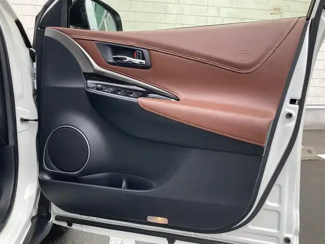 トヨタ ハリアー プレミアム 静岡県 2019(平31)年 10.2万km ホワイトパールクリスタルシャイン Toyota Safety Sense/ALPINE製10インチナビ(EX10Z)/　AM FM CD DVD Bluetooth USB/フルセグTV/バックモニター/前方ドライブレコーダー/LEDオートヘッドランプ/レーダークルーズコントロール/ブラウンハーフレザーシート/パワーバックドア/スマートキー2本＆カードキー/社外17インチアルミホイール/ムーンルーフ/パワーシート(運転席)/ビルトインETC