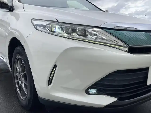 トヨタ ハリアー プレミアム 静岡県 2019(平31)年 10.2万km ホワイトパールクリスタルシャイン Toyota Safety Sense/ALPINE製10インチナビ(EX10Z)/　AM FM CD DVD Bluetooth USB/フルセグTV/バックモニター/前方ドライブレコーダー/LEDオートヘッドランプ/レーダークルーズコントロール/ブラウンハーフレザーシート/パワーバックドア/スマートキー2本＆カードキー/社外17インチアルミホイール/ムーンルーフ/パワーシート(運転席)/ビルトインETC