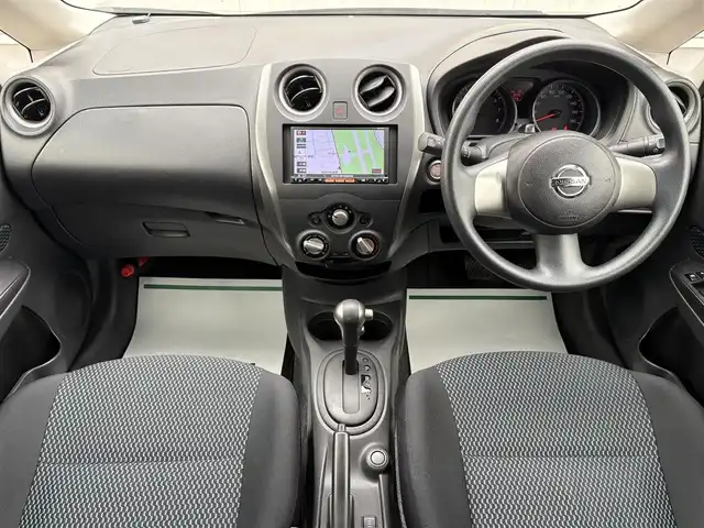 日産 ノート X FOUR 岩手県 2013(平25)年 5.4万km ダークメタルグレー 禁煙車/4WD（切替）/純正エンジンスターター/純正ナビ/→フルセグTV/Bluetooth/CD/DVD/FM/AM/フォグライト/〇プッシュスタート/〇電動格納ミラー/〇シガーソケット/〇ドアバイザー/〇フロアマット/〇スマートキー/スペアキー/前後ドライブレコーダー/冬タイヤ社外アルミホイール車載