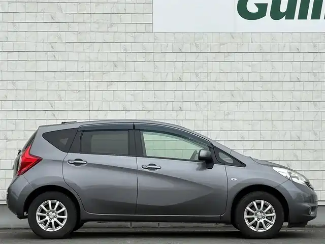 日産 ノート X FOUR 岩手県 2013(平25)年 5.4万km ダークメタルグレー 禁煙車/4WD（切替）/純正エンジンスターター/純正ナビ/→フルセグTV/Bluetooth/CD/DVD/FM/AM/フォグライト/〇プッシュスタート/〇電動格納ミラー/〇シガーソケット/〇ドアバイザー/〇フロアマット/〇スマートキー/スペアキー/前後ドライブレコーダー/冬タイヤ社外アルミホイール車載
