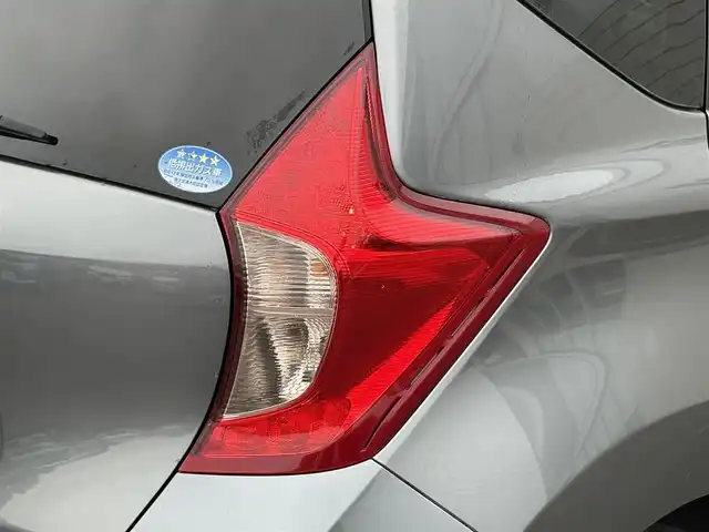 日産 ノート X FOUR 岩手県 2013(平25)年 5.4万km ダークメタルグレー 禁煙車/4WD（切替）/純正エンジンスターター/純正ナビ/→フルセグTV/Bluetooth/CD/DVD/FM/AM/フォグライト/〇プッシュスタート/〇電動格納ミラー/〇シガーソケット/〇ドアバイザー/〇フロアマット/〇スマートキー/スペアキー/前後ドライブレコーダー/冬タイヤ社外アルミホイール車載