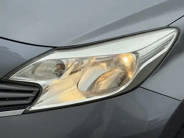 日産 ノート X FOUR 岩手県 2013(平25)年 5.4万km ダークメタルグレー 禁煙車/4WD（切替）/純正エンジンスターター/純正ナビ/→フルセグTV/Bluetooth/CD/DVD/FM/AM/フォグライト/〇プッシュスタート/〇電動格納ミラー/〇シガーソケット/〇ドアバイザー/〇フロアマット/〇スマートキー/スペアキー/前後ドライブレコーダー/冬タイヤ社外アルミホイール車載