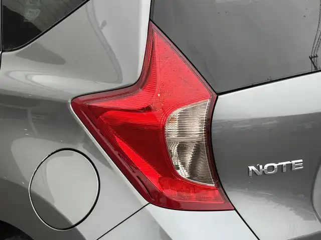 日産 ノート X FOUR 岩手県 2013(平25)年 5.4万km ダークメタルグレー 禁煙車/4WD（切替）/純正エンジンスターター/純正ナビ/→フルセグTV/Bluetooth/CD/DVD/FM/AM/フォグライト/〇プッシュスタート/〇電動格納ミラー/〇シガーソケット/〇ドアバイザー/〇フロアマット/〇スマートキー/スペアキー/前後ドライブレコーダー/冬タイヤ社外アルミホイール車載