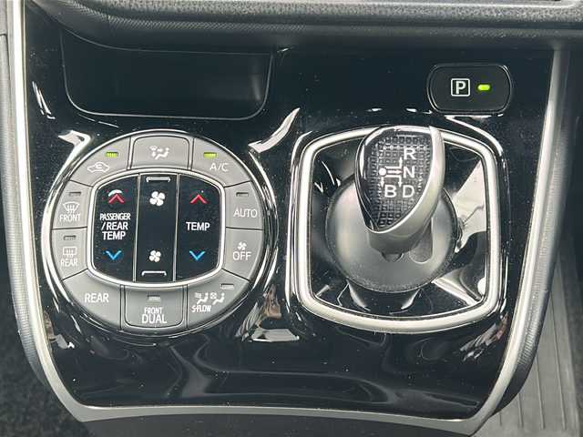 トヨタ ヴォクシー ハイブリッド ZS 煌Ⅲ 三重県 2021(令3)年 4.9万km パール 純正10型ナビ /純正後席モニター /バックカメラ /ビルトインETC2.0/両側パワースライドドア/前席シートヒーター /前後ドライブレコーダー/トヨタセーフティセンス /クルーズコントロール/レーンキープアシスト/衝突軽減ブレーキ/USB給電/スペアキー /LEDヘッドライト/オートハイビーム /オートライト/ハーフレザーシート/電動格納ミラー/禁煙車