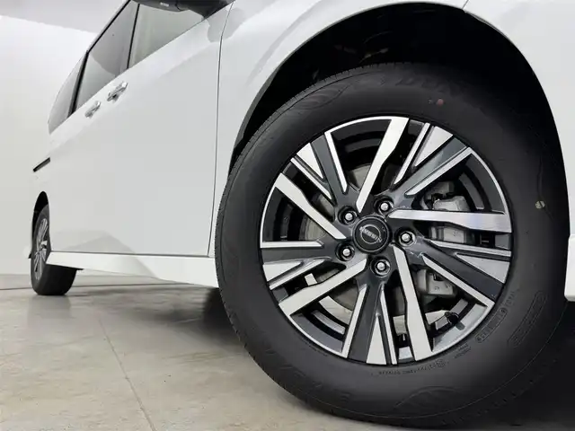 日産 セレナ e－パワー ハイウェイスター V 福岡県 2025(令7)年 0.1千km ブリリアントホワイトパール 登録済未使用車　/後席モニター　/純正ディスプレイオーディオナビ　/全方位カメラ　/デジタルルームミラー　/ワイヤレス充電　/ビルトインＥＴＣ２．０　/プロパイロット　/エマージェンシーブレーキ　/レーンキープ　/ＢＳＷ　/両側電動スライドドア