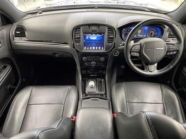 クライスラー ３００Ｓ 岐阜県 2017(平29)年 4.2万km 黒 純正ナビ/　(Bluetooth/USB/AUX)/衝突軽減ブレーキ/レーンキープアシスト/レーダークルーズコントロール/コーナーセンサー/レザーシート/シートヒーター/ベンチレーション/パワーシート/シートメモリー/ヒルスタートアシスト/パドルシフト/ドライブレコーダー/ETC/純正アルミホイール/純正フロアマット