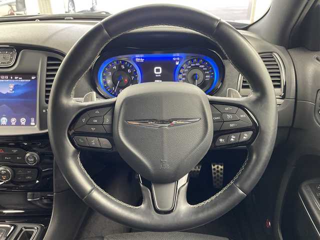 クライスラー ３００Ｓ 岐阜県 2017(平29)年 4.2万km 黒 純正ナビ/　(Bluetooth/USB/AUX)/衝突軽減ブレーキ/レーンキープアシスト/レーダークルーズコントロール/コーナーセンサー/レザーシート/シートヒーター/ベンチレーション/パワーシート/シートメモリー/ヒルスタートアシスト/パドルシフト/ドライブレコーダー/ETC/純正アルミホイール/純正フロアマット