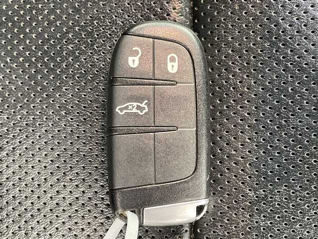 クライスラー ３００Ｓ 岐阜県 2017(平29)年 4.2万km 黒 純正ナビ/　(Bluetooth/USB/AUX)/衝突軽減ブレーキ/レーンキープアシスト/レーダークルーズコントロール/コーナーセンサー/レザーシート/シートヒーター/ベンチレーション/パワーシート/シートメモリー/ヒルスタートアシスト/パドルシフト/ドライブレコーダー/ETC/純正アルミホイール/純正フロアマット