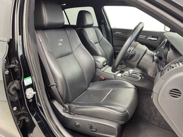 クライスラー ３００Ｓ 岐阜県 2017(平29)年 4.2万km 黒 純正ナビ/　(Bluetooth/USB/AUX)/衝突軽減ブレーキ/レーンキープアシスト/レーダークルーズコントロール/コーナーセンサー/レザーシート/シートヒーター/ベンチレーション/パワーシート/シートメモリー/ヒルスタートアシスト/パドルシフト/ドライブレコーダー/ETC/純正アルミホイール/純正フロアマット