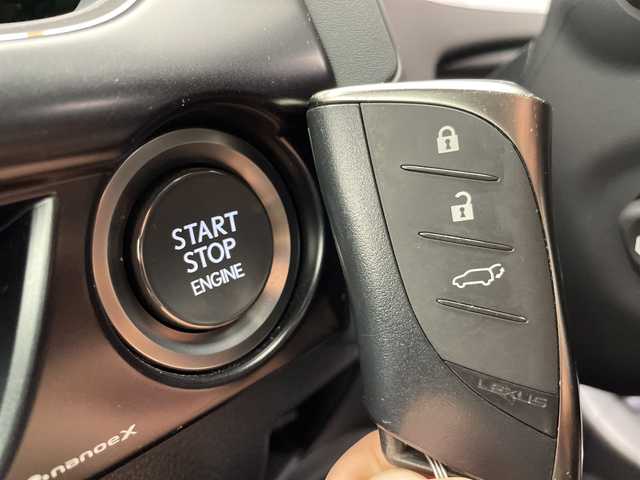 レクサス ＵＸ 200 グレイスフル エクスプローラー 愛知県 2023(令5)年 1.6万km ソニッククロム レクサスセーフティセンス/純正12.3型ディズプレイオーディオナビ/全方位カメラ/レーダークルーズコントロール/シートヒーター/エアシート/バックカメラ/電動リアゲート/パワーシート/コーナーセンサー/純正アルミホイール/ETC2.0/ブラインドスポットモニター/LEDヘッドライト/パドルシフト/ステアリングヒーター/オートマチックハイビーム/ワイヤレス充電機/衝突軽減システム/フルセグ/Bluetooth/ステアリングスイッチ/スマートキー/プッシュスタート