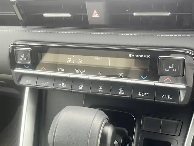 トヨタ ノア ハイブリッド S－Z 島根県 2025(令7)年 0.7万km ホワイトパールクリスタルシャイン モデリスタエアロ/フリップダウンモニター/純正１０型ＳＤナビ　/フルセグTV　/ＤＶＤ再生　/Ｂｌｕｅｔｏｏｔｈ接続　/両側パワースライドドア　/バックカメラ　/ビルトインＥＴＣ2.0/前後ドライブレーダー/レーダークルーズコントロール/衝突軽減ブレーキ/ヘッドアップディスプレイ/パワーバックドア　/前後コーナーセンサー/前席・２列目シートヒーター　/ホワイトレザー調シートカバー/ステアリングヒーター/オートハイビーム／ライト/スマートキー／プッシュスタート/純正LEDヘッドライト/純正１７インチアルミホイール/保証書/取扱説明書/スペアキー1本