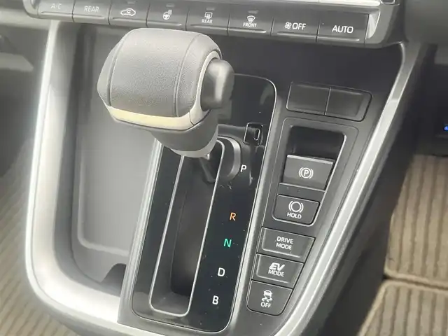 トヨタ ノア ハイブリッド S－Z 島根県 2025(令7)年 0.7万km ホワイトパールクリスタルシャイン モデリスタエアロ/フリップダウンモニター/純正１０型ＳＤナビ　/フルセグTV　/ＤＶＤ再生　/Ｂｌｕｅｔｏｏｔｈ接続　/両側パワースライドドア　/バックカメラ　/ビルトインＥＴＣ2.0/前後ドライブレーダー/レーダークルーズコントロール/衝突軽減ブレーキ/ヘッドアップディスプレイ/パワーバックドア　/前後コーナーセンサー/前席・２列目シートヒーター　/ホワイトレザー調シートカバー/ステアリングヒーター/オートハイビーム／ライト/スマートキー／プッシュスタート/純正LEDヘッドライト/純正１７インチアルミホイール/保証書/取扱説明書/スペアキー1本