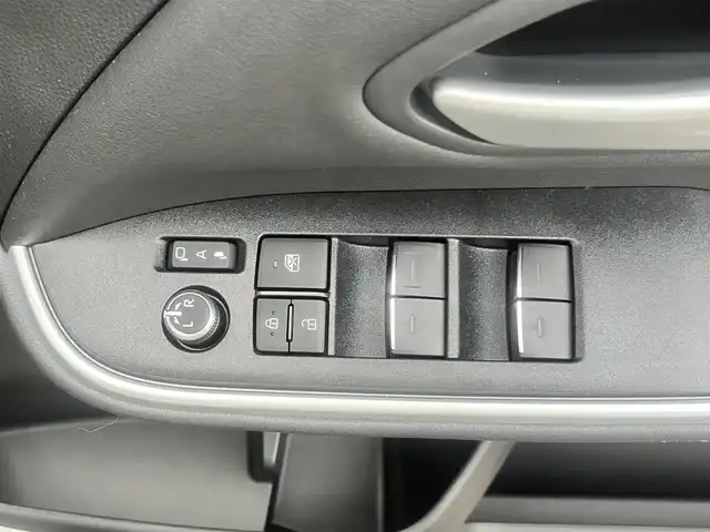 トヨタ ノア ハイブリッド S－Z 島根県 2025(令7)年 0.7万km ホワイトパールクリスタルシャイン モデリスタエアロ/フリップダウンモニター/純正１０型ＳＤナビ　/フルセグTV　/ＤＶＤ再生　/Ｂｌｕｅｔｏｏｔｈ接続　/両側パワースライドドア　/バックカメラ　/ビルトインＥＴＣ2.0/前後ドライブレーダー/レーダークルーズコントロール/衝突軽減ブレーキ/ヘッドアップディスプレイ/パワーバックドア　/前後コーナーセンサー/前席・２列目シートヒーター　/ホワイトレザー調シートカバー/ステアリングヒーター/オートハイビーム／ライト/スマートキー／プッシュスタート/純正LEDヘッドライト/純正１７インチアルミホイール/保証書/取扱説明書/スペアキー1本