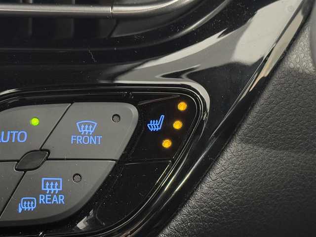 トヨタ Ｃ－ＨＲ G 群馬県 2020(令2)年 5.1万km ホワイトパールクリスタルシャイン ハイブリッド/FF/フロアCVT/純正 8型ディスプレイオーディオ＋ナビ/　（AM/FM/USB/Bluetooth/TV/CarPlay/AndroidAuto）/パノラミックビューモニター/ドライブレコーダー 前後/ビルトイン ETC/Toyota Safety Sense/・プリクラッシュセーフティ［PCS］/・レーンディパーチャーアラート［LDA］（操舵支援あり）/・ブラインドスポットモニター［BSM］/・リヤクロストラフィックアラート［RCTA］/・【OP】インテリジェントクリアランスソナー［パーキングサポートブレーキ（静止物）］/・レーダークルーズ/・オートハイビーム［AHB］/装備/・ハーフレザーシート/・【OP】シートヒーター（D/N）/・【OP】電動ランバーサポート（D）/・【OP】「ナノイー」/・オートライトシステム/・LEDヘッドライト/・LEDフロントフォグライト/・純正18inAW/・プッシュスタート/・スマートキーシステム/・保