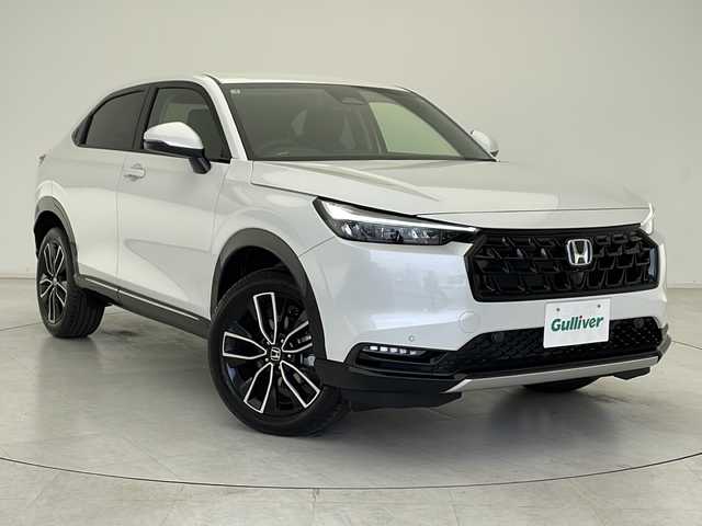 ホンダ ヴェゼル ハイブリッド e:HEV Z 千葉県 2025(令7)年 0.1万km未満 プラチナホワイトパール ホンダセンシング/（衝突軽減ブレーキ　レーンキープアシスト　レーダークルーズコントロール　誤発進抑制機能　先行車発進お知らせ　標識認識機能　オートマチックハイビーム）/純正メモリナビ/（フルセグ/Bluetooth/USB/FM/AM）/バックカメラ/ステアリングスイッチ/ステアリングヒーター/ビルトインETC2.0/アイドリングストップ/ブラインドスポットモニター/レザーシート/シートヒーター/（運転席＋助手席）/スマートキー/プッシュスタート/LEDヘッドライト/フォグライト/電動格納ミラー/W＋サイド＋カーテンエアバッグ/パドルシフト/ワイヤレス充電/純正18インチアルミホイール