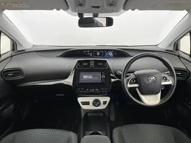 トヨタ プリウス S 富山県 2016(平28)年 6.1万km ホワイトパールクリスタルシャイン 社外エアロ/純正ナビ（AM/FM/DVD/BT/フルセグ）/バックカメラ/ETC/横滑り防止装置/アイドリングストップ/オートLEDライト/純正フロアマット/革巻きステアリング/ステアリングスイッチ/プッシュスタート/スマートキー/スペアキー