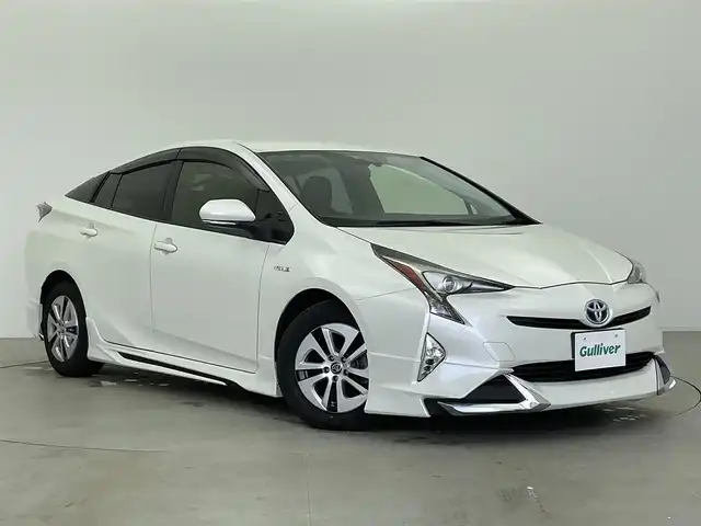 トヨタ プリウス S 富山県 2016(平28)年 6.1万km ホワイトパールクリスタルシャイン 社外エアロ/純正ナビ（AM/FM/DVD/BT/フルセグ）/バックカメラ/ETC/横滑り防止装置/アイドリングストップ/オートLEDライト/純正フロアマット/革巻きステアリング/ステアリングスイッチ/プッシュスタート/スマートキー/スペアキー