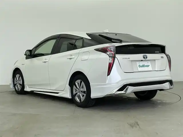 トヨタ プリウス S 富山県 2016(平28)年 6.1万km ホワイトパールクリスタルシャイン 社外エアロ/純正ナビ（AM/FM/DVD/BT/フルセグ）/バックカメラ/ETC/横滑り防止装置/アイドリングストップ/オートLEDライト/純正フロアマット/革巻きステアリング/ステアリングスイッチ/プッシュスタート/スマートキー/スペアキー