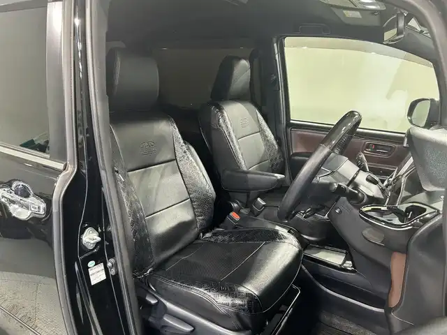 トヨタ エスクァイア ハイブリッド Gi プレミアムパッケージ 愛知県 2018(平30)年 4.8万km ブラック 純正１０インチＴコネクトナビ　/(Bluetooth/フルセグTV/SD/HDMI/AM/FM/CD・DVD再生)/モデリスタエアロ(F/S/R)/純正フリップダウンモニター　/両側パワースライドドア　/１００Ｖ電源　/トヨタセーフティセンスC　/　　-プリクラッシュセーフティ/　　-レーンディパーチャーアラート（LDA)/　　-オートマチックハイビーム/シートヒーター　/ビルトインＥＴＣ２．０　　/ＬＥＤヘッドライト/バックカメラ/ドライブレコーダー/ステアリングヒーター/オートクルーズコントロール/LEDフォグ/半革シート