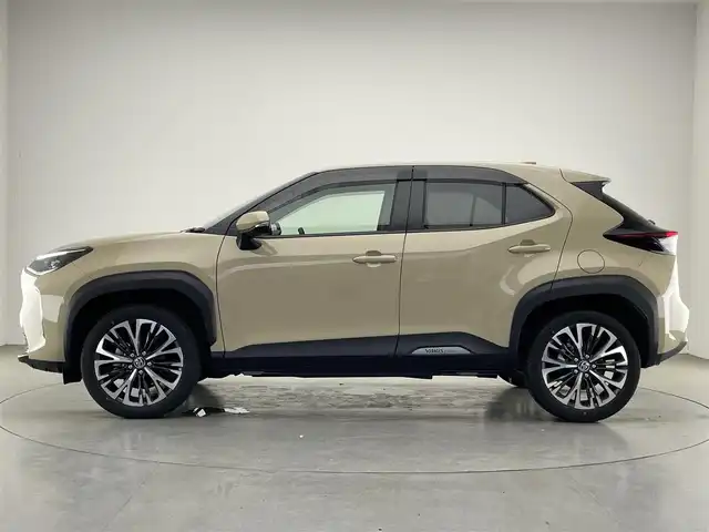 トヨタ ヤリスクロス ハイブリッド Z 愛知県 2024(令6)年 1.3万km ベージュ 純正ディスプレイナビ　フルセグＴＶ　全方位カメラ　ハーフレザー　シートヒーター　ＢＳＭ　セーフティセンス　衝突軽減　追従クルコン　コーナーセンサー　ＬＥＤオートライト　パワーシート　前後ドラレコ　ドライブレコーダー（自動防眩インナーミラー装着車）　禁煙
