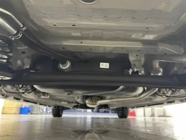 スズキ スペーシア カスタム HYBRID XS 滋賀県 2023(令5)年 0.9万km スチールシルバーメタリック/ブルーイッシュブラックパール 禁煙車/純正9型ナビ/（CD/DVD/フルセグTV/BT/AppleCarplay/AndroidAuto/FM/AM）/スズキセーフティサポート/・デュアルセンサーブレーキサポート（衝突被害軽減ブレーキ）/・誤発進抑制機能（前方・後方）/・後退時ブレーキサポート/・車線逸脱警報機能/・ふらつき警報機能/・先行車発進お知らせ機能/・ハイビームアシスト（自動でハイ／ロー切替）/・標識認識機能（速度制限・一時停止など）/・全方位モニター用カメラ/ビルトインETC/アダプティブクルーズコントロール/リアパーキングセンサー/両側パワースライドドア/前席シートヒーター/ステアリングヒーター/ステアリングスイッチ/電動パーキングブレーキ/純正フロアマット/LEDヘッドライト/純正15インチAW