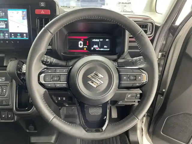 スズキ スペーシア カスタム HYBRID XS 滋賀県 2023(令5)年 0.9万km スチールシルバーメタリック/ブルーイッシュブラックパール 禁煙車/純正9型ナビ/（CD/DVD/フルセグTV/BT/AppleCarplay/AndroidAuto/FM/AM）/スズキセーフティサポート/・デュアルセンサーブレーキサポート（衝突被害軽減ブレーキ）/・誤発進抑制機能（前方・後方）/・後退時ブレーキサポート/・車線逸脱警報機能/・ふらつき警報機能/・先行車発進お知らせ機能/・ハイビームアシスト（自動でハイ／ロー切替）/・標識認識機能（速度制限・一時停止など）/・全方位モニター用カメラ/ビルトインETC/アダプティブクルーズコントロール/リアパーキングセンサー/両側パワースライドドア/前席シートヒーター/ステアリングヒーター/ステアリングスイッチ/電動パーキングブレーキ/純正フロアマット/LEDヘッドライト/純正15インチAW