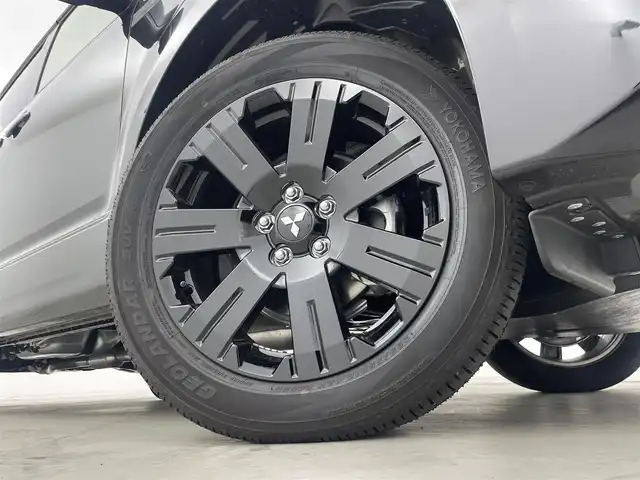三菱 デリカＤ：５ シャモニー 群馬県 2025(令7)年 0.1千km 黒Ⅱ 登録済未使用車(登録時走行距離：8km)/オリジナルナビ取付パッケージ＋リアモニター取付パッケージ/ALPINED:5専用11型ナビゲーション/ALPINE12.8型後席用モニター/＝＝＝＝＝/e-Assist(運転支援機能)/・衝突被害軽減ブレーキ(FCM)/・車線逸脱警報システム(LDW)/・レーダークルーズコントロール(ACC)/・オートマチックハイビーム(AHB)/・後側方車両検知警報システム(レーンチェンジアシスト機能付)/・誤発進抑制機能(前進時)/・後退時交差車両検知警報(RCTA)/両側パワースライドドア/エレクトリックテールゲート/ハーフレザーシート/前席シートヒーター/ステアリングヒーター/革巻きステアリング/ステアリングスイッチ/アイドリングストップ/電動パーキングブレーキ/オートブレーキホールド/プッシュスタート/スマートキー×2本/取扱説明書/保証書