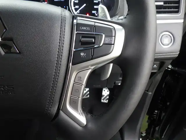 三菱 デリカＤ：５ シャモニー 千葉県 2025(令7)年 0.1千km 黒Ⅱ 登録済未使用車(登録時走行距離：8km)/オリジナルナビ取付パッケージ＋リアモニター取付パッケージ/ALPINED:5専用11型ナビゲーション/ALPINE12.8型後席用モニター/＝＝＝＝＝/e-Assist(運転支援機能)/・衝突被害軽減ブレーキ(FCM)/・車線逸脱警報システム(LDW)/・レーダークルーズコントロール(ACC)/・オートマチックハイビーム(AHB)/・後側方車両検知警報システム(レーンチェンジアシスト機能付)/・誤発進抑制機能(前進時)/・後退時交差車両検知警報(RCTA)/両側パワースライドドア/エレクトリックテールゲート/ハーフレザーシート/前席シートヒーター/ステアリングヒーター/革巻きステアリング/ステアリングスイッチ/アイドリングストップ/電動パーキングブレーキ/オートブレーキホールド/プッシュスタート/スマートキー×2本/取扱説明書/保証書