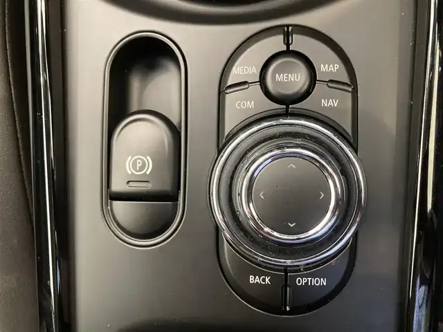 ＭＩＮＩ ＢＭＷ ミニ クラブマン クーパーD 熊本県 2023(令5)年 0.4万km MINI Yoursエニグマティックブラック ・スマートキー/・プッシュスタート/・インテリジェントセーフティ/・PDC自動起動/・パーキングアシスト/・クルーズコントロール(追従式)/・ハーフレザースポーツシート/・前席シートヒーター /・純正HDDナビ/　【Bluetooth・USB・AppleCarPlay】/・バックカメラ/・ETC/・ドライブレコーダー(前後録画)/・ワイヤレス充電/・LEDヘッドランプ/・LEDフォグランプ/・純正マット