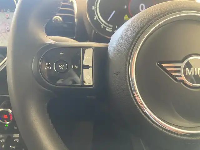 ＭＩＮＩ ＢＭＷ ミニ クラブマン クーパーD 熊本県 2023(令5)年 0.4万km MINI Yoursエニグマティックブラック ・スマートキー/・プッシュスタート/・インテリジェントセーフティ/・PDC自動起動/・パーキングアシスト/・クルーズコントロール(追従式)/・ハーフレザースポーツシート/・前席シートヒーター /・純正HDDナビ/　【Bluetooth・USB・AppleCarPlay】/・バックカメラ/・ETC/・ドライブレコーダー(前後録画)/・ワイヤレス充電/・LEDヘッドランプ/・LEDフォグランプ/・純正マット