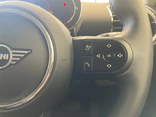 ＭＩＮＩ ＢＭＷ ミニ クラブマン クーパーD 熊本県 2023(令5)年 0.4万km MINI Yoursエニグマティックブラック ・スマートキー/・プッシュスタート/・インテリジェントセーフティ/・PDC自動起動/・パーキングアシスト/・クルーズコントロール(追従式)/・ハーフレザースポーツシート/・前席シートヒーター /・純正HDDナビ/　【Bluetooth・USB・AppleCarPlay】/・バックカメラ/・ETC/・ドライブレコーダー(前後録画)/・ワイヤレス充電/・LEDヘッドランプ/・LEDフォグランプ/・純正マット