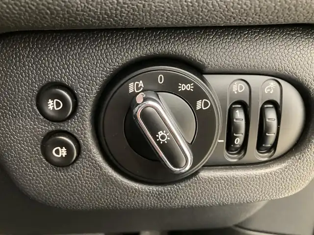ＭＩＮＩ ＢＭＷ ミニ クラブマン クーパーD 熊本県 2023(令5)年 0.4万km MINI Yoursエニグマティックブラック ・スマートキー/・プッシュスタート/・インテリジェントセーフティ/・PDC自動起動/・パーキングアシスト/・クルーズコントロール(追従式)/・ハーフレザースポーツシート/・前席シートヒーター /・純正HDDナビ/　【Bluetooth・USB・AppleCarPlay】/・バックカメラ/・ETC/・ドライブレコーダー(前後録画)/・ワイヤレス充電/・LEDヘッドランプ/・LEDフォグランプ/・純正マット