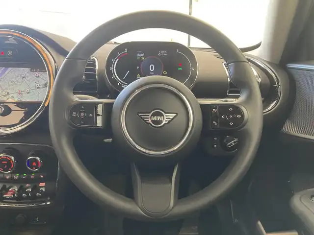 ＭＩＮＩ ＢＭＷ ミニ クラブマン クーパーD 熊本県 2023(令5)年 0.4万km MINI Yoursエニグマティックブラック ・スマートキー/・プッシュスタート/・インテリジェントセーフティ/・PDC自動起動/・パーキングアシスト/・クルーズコントロール(追従式)/・ハーフレザースポーツシート/・前席シートヒーター /・純正HDDナビ/　【Bluetooth・USB・AppleCarPlay】/・バックカメラ/・ETC/・ドライブレコーダー(前後録画)/・ワイヤレス充電/・LEDヘッドランプ/・LEDフォグランプ/・純正マット