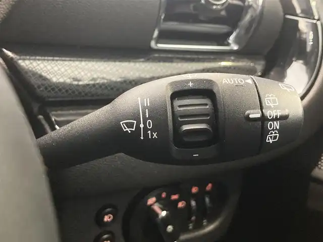 ＭＩＮＩ ＢＭＷ ミニ クラブマン クーパーD 熊本県 2023(令5)年 0.4万km MINI Yoursエニグマティックブラック ・スマートキー/・プッシュスタート/・インテリジェントセーフティ/・PDC自動起動/・パーキングアシスト/・クルーズコントロール(追従式)/・ハーフレザースポーツシート/・前席シートヒーター /・純正HDDナビ/　【Bluetooth・USB・AppleCarPlay】/・バックカメラ/・ETC/・ドライブレコーダー(前後録画)/・ワイヤレス充電/・LEDヘッドランプ/・LEDフォグランプ/・純正マット