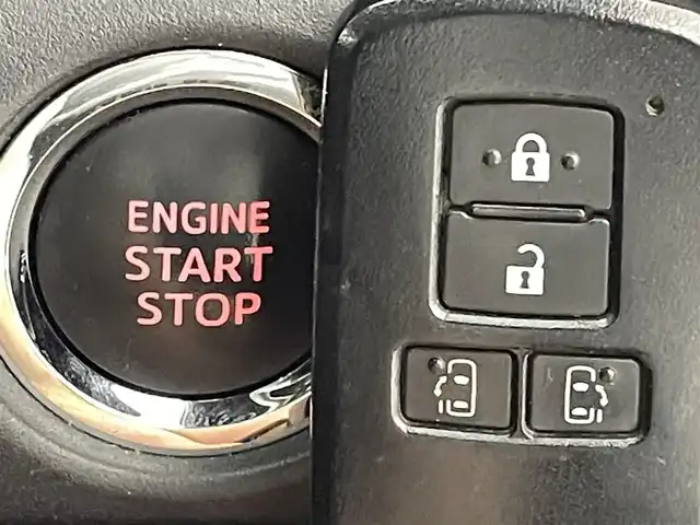 トヨタ ヴォクシー ZS 煌 熊本県 2018(平30)年 7万km ブラッキッシュアゲハガラスフレーク 純正10インチナビ（ＣＤ・ＤＶＤ・フルセグ・ＢＴ・ＳＤ・HDMI）/純正フリップダウンモニター/バックカメラ　/社外前後ドライブレコーダー　/ビルトインＥＴＣ　/両側パワースライドドア　/トヨタセーフティーセンス/・プリクラッシュセーフティ/・先行車発進お知らせ機能/・レーンキープアシスト/・クルーズコントロール/・レーンディパーチャーアラート/・オートマチックハイビーム/横滑り防止/アイドリングストップ/純正フロアマット/純正１６インチAW/オートライト/LEDヘッドライト/フォグライト/スマートキー/プッシュスタート