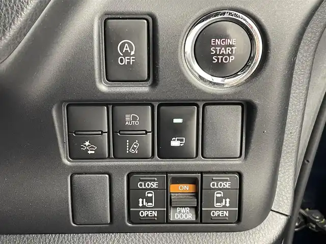 トヨタ ヴォクシー ZS 煌 熊本県 2018(平30)年 7万km ブラッキッシュアゲハガラスフレーク 純正10インチナビ（ＣＤ・ＤＶＤ・フルセグ・ＢＴ・ＳＤ・HDMI）/純正フリップダウンモニター/バックカメラ　/社外前後ドライブレコーダー　/ビルトインＥＴＣ　/両側パワースライドドア　/トヨタセーフティーセンス/・プリクラッシュセーフティ/・先行車発進お知らせ機能/・レーンキープアシスト/・クルーズコントロール/・レーンディパーチャーアラート/・オートマチックハイビーム/横滑り防止/アイドリングストップ/純正フロアマット/純正１６インチAW/オートライト/LEDヘッドライト/フォグライト/スマートキー/プッシュスタート