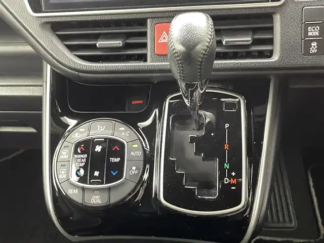 トヨタ ヴォクシー ZS 煌 熊本県 2018(平30)年 7万km ブラッキッシュアゲハガラスフレーク 純正10インチナビ（ＣＤ・ＤＶＤ・フルセグ・ＢＴ・ＳＤ・HDMI）/純正フリップダウンモニター/バックカメラ　/社外前後ドライブレコーダー　/ビルトインＥＴＣ　/両側パワースライドドア　/トヨタセーフティーセンス/・プリクラッシュセーフティ/・先行車発進お知らせ機能/・レーンキープアシスト/・クルーズコントロール/・レーンディパーチャーアラート/・オートマチックハイビーム/横滑り防止/アイドリングストップ/純正フロアマット/純正１６インチAW/オートライト/LEDヘッドライト/フォグライト/スマートキー/プッシュスタート