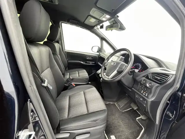 トヨタ ヴォクシー ZS 煌 熊本県 2018(平30)年 7万km ブラッキッシュアゲハガラスフレーク 純正10インチナビ（ＣＤ・ＤＶＤ・フルセグ・ＢＴ・ＳＤ・HDMI）/純正フリップダウンモニター/バックカメラ　/社外前後ドライブレコーダー　/ビルトインＥＴＣ　/両側パワースライドドア　/トヨタセーフティーセンス/・プリクラッシュセーフティ/・先行車発進お知らせ機能/・レーンキープアシスト/・クルーズコントロール/・レーンディパーチャーアラート/・オートマチックハイビーム/横滑り防止/アイドリングストップ/純正フロアマット/純正１６インチAW/オートライト/LEDヘッドライト/フォグライト/スマートキー/プッシュスタート