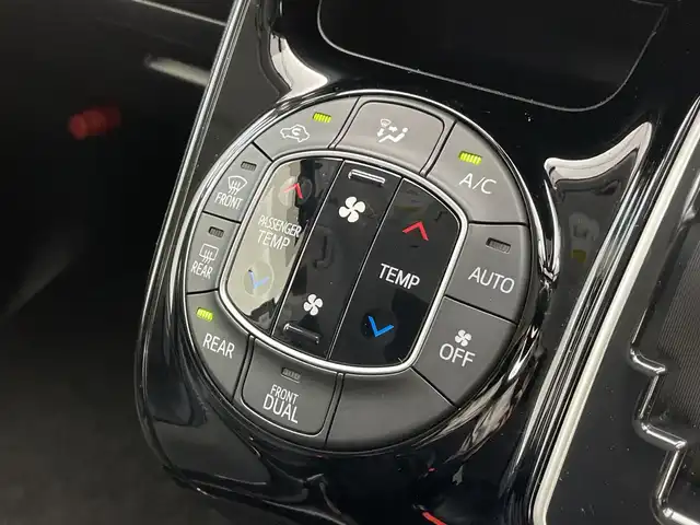 トヨタ ヴォクシー ZS 煌Ⅱ 新潟県 2016(平28)年 6.6万km ブラック 純正ディーラーＯＰナビ/フリップダウンモニター/プリクラッシュセーフティ/車線逸脱警報システム/ＥＴＣ/前後ドライブレコーダー/両側パワースライドドア/オートライト/オートハイビーム/ＬＥＤヘッドライト/フォグランプ/アイドリングストップ/プッシュスタート/純正16インチアルミホイール/フロアマット