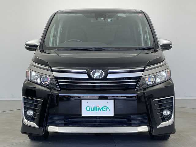 トヨタ ヴォクシー ZS 煌Ⅱ 新潟県 2016(平28)年 6.6万km ブラック 純正ディーラーＯＰナビ/フリップダウンモニター/プリクラッシュセーフティ/車線逸脱警報システム/ＥＴＣ/前後ドライブレコーダー/両側パワースライドドア/オートライト/オートハイビーム/ＬＥＤヘッドライト/フォグランプ/アイドリングストップ/プッシュスタート/純正16インチアルミホイール/フロアマット