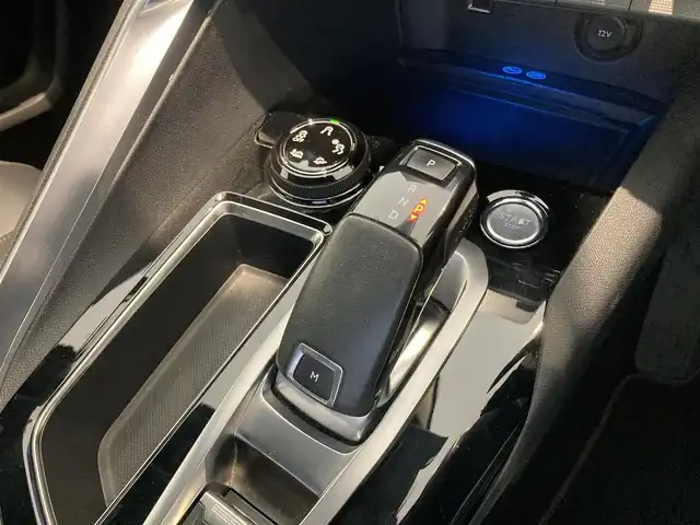 プジョー ３００８ GT ブルー HDi 熊本県 2018(平30)年 5万km パールⅡ ・スマートキー/・プッシュスタート/・パノラマサンルーフ/・アクティブセーフティブレーキ/・疲労検知/・ディレクショナルヘッドライト/・パーキングアシスト/・インテリジェントハイビーム/・レーンキープアシスト/・パーキングセンサー/・ブラインドスポットモニター/・クルーズコントロール(追従式)/・ハーフレザーシート /・D席パワーシート/・前席シートヒーター /・純正メモリナビ/　【Bluetooth・USB・AppleCarPlay】/・フルセグTV/・バックカメラ/・フロント＆左サイドカメラ/・ETC/・ドライブレコーダー(前方録画)/・LEDヘッドランプ/・LEDフォグランプ/・純正マット/・保証書/取説