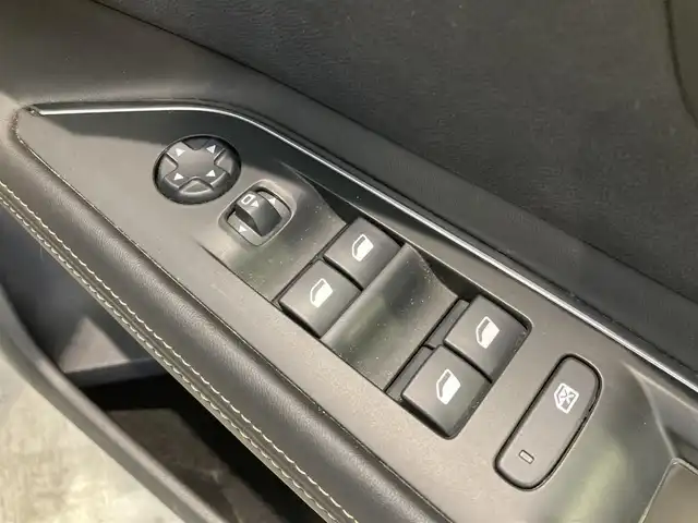 プジョー ３００８ GT ブルー HDi 熊本県 2018(平30)年 5万km パールⅡ ・スマートキー/・プッシュスタート/・パノラマサンルーフ/・アクティブセーフティブレーキ/・疲労検知/・ディレクショナルヘッドライト/・パーキングアシスト/・インテリジェントハイビーム/・レーンキープアシスト/・パーキングセンサー/・ブラインドスポットモニター/・クルーズコントロール(追従式)/・ハーフレザーシート /・D席パワーシート/・前席シートヒーター /・純正メモリナビ/　【Bluetooth・USB・AppleCarPlay】/・フルセグTV/・バックカメラ/・フロント＆左サイドカメラ/・ETC/・ドライブレコーダー(前方録画)/・LEDヘッドランプ/・LEDフォグランプ/・純正マット/・保証書/取説