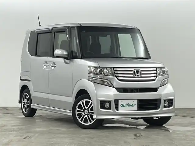 ホンダ Ｎ ＢＯＸ カスタム SSパッケージ 福島県 2013(平25)年 5.5万km アラバスターシルバーメタリック 純正7インチナビ/・型番：VXM-145C/・CD/AM/FM/・バックカメラ/・ETC/両側パワースライドドア/アイドリングストップ/革巻きステアリング/・ステアリングリモコン/プッシュスタート/・スマートキー/LEDヘッドライト/・オートライト/・フォグライト/電動格納ミラー/純正フロアマット