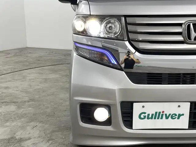 ホンダ Ｎ ＢＯＸ カスタム SSパッケージ 福島県 2013(平25)年 5.5万km アラバスターシルバーメタリック 純正7インチナビ/・型番：VXM-145C/・CD/AM/FM/・バックカメラ/・ETC/両側パワースライドドア/アイドリングストップ/革巻きステアリング/・ステアリングリモコン/プッシュスタート/・スマートキー/LEDヘッドライト/・オートライト/・フォグライト/電動格納ミラー/純正フロアマット