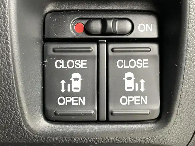 ホンダ Ｎ ＢＯＸ カスタム SSパッケージ 福島県 2013(平25)年 5.5万km アラバスターシルバーメタリック 純正7インチナビ/・型番：VXM-145C/・CD/AM/FM/・バックカメラ/・ETC/両側パワースライドドア/アイドリングストップ/革巻きステアリング/・ステアリングリモコン/プッシュスタート/・スマートキー/LEDヘッドライト/・オートライト/・フォグライト/電動格納ミラー/純正フロアマット